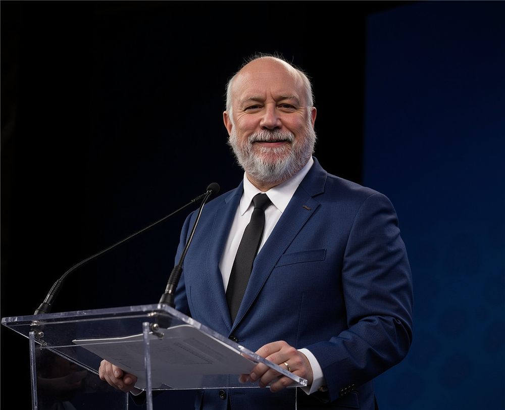 Robert Rohlin speaking at a business event